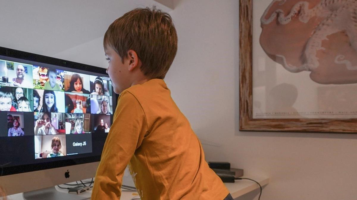 Un niño atiende una videoconferencia con sus amigos del cole, el 31 de marzo del 2020.