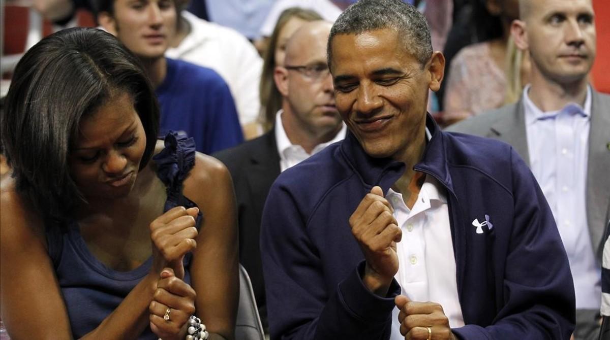 Barack Obama, con su mujer, Michelle, bailando en una exhibición de basquet del equipo de EEUU.