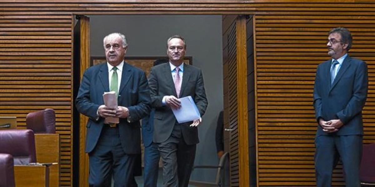 El exconsejero de Solidaridad y actual portavoz del PP en el Parlamento valenciano, Rafael Blasco, y el presidente Alberto Fabra, ayer en la Cámara.
