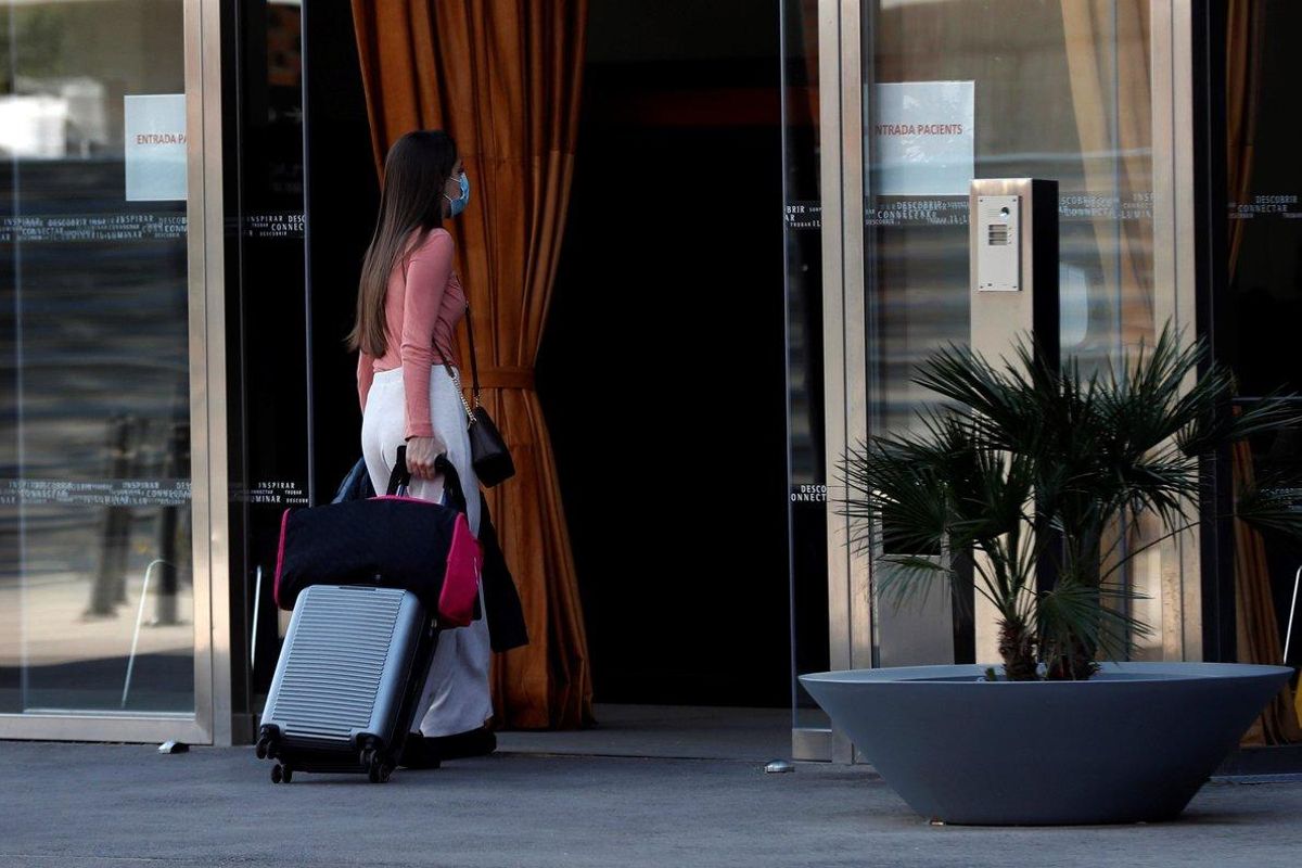 GRAFCAT4397. BARCELONA, 06/04/2020.- Una mujer entra en el hotel Renaissance Fira, habilitado como lugar de aislamiento para enfermos leves de Covid-19, este lunes, vigesimotercer día de confinamiento por el estado de alerta declarado por el Gobierno por la pandemia de coronavirus. EFE/Toni Albir GRAFCAT4397. BARCELONA, 06/04/2020.- Una mujer entra en el hotel Renaissance Fira, habilitado como lugar de aislamiento para enfermos leves de Covid-19, este lunes, vigesimotercer día de confinamiento por el estado de alerta declarado por el Gobierno por la pandemia de coronavirus. EFE/Toni Albir