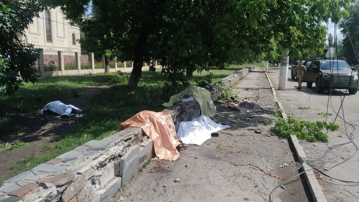 Los cuerpos de las personas muertas por el bombardeo ruso cerca de una parada de autobús en la ciudad de Toretsk Los cuerpos de las personas muertas por el bombardeo ruso cerca de una parada de autobús en la ciudad de Toretsk