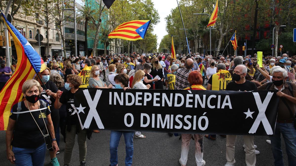 Centenares de personas se concentran cerca del consulado italiano para reclamar la libertad de Puigdemont