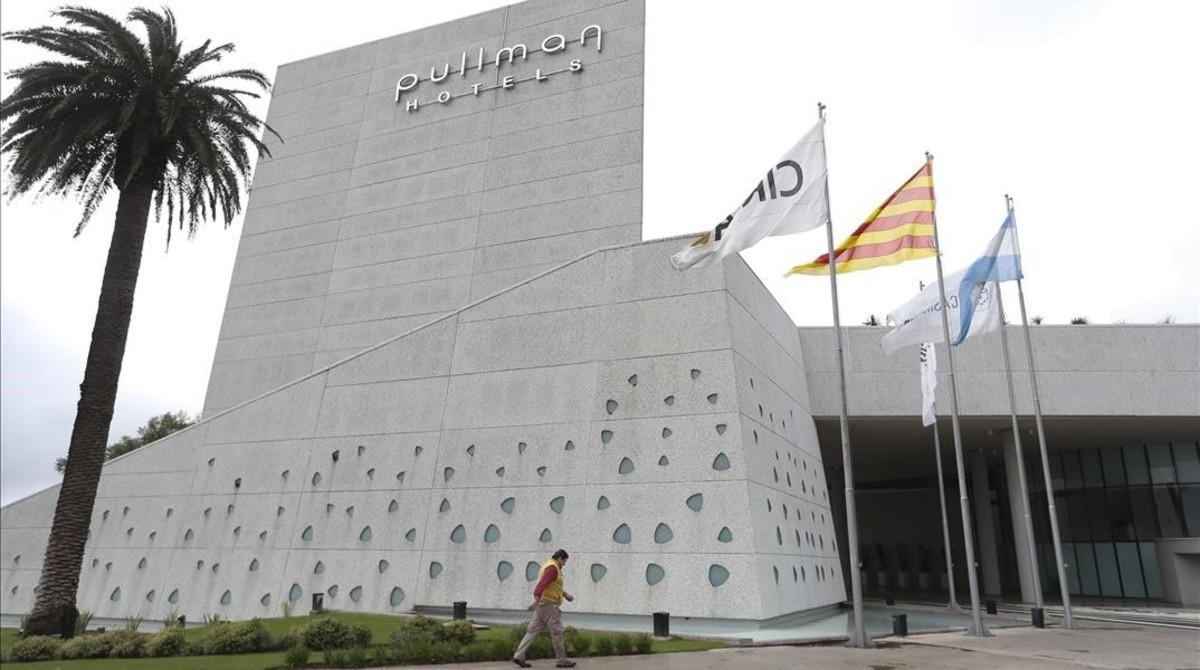 La bandera catalana y la argentina ya ondean en el hotel de la boda de Messi