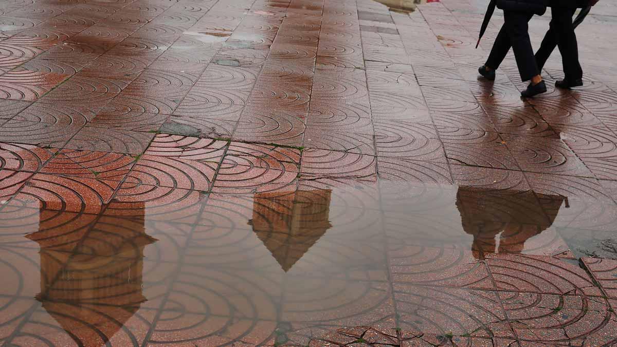 Un charco formado por la lluvia, en Barcelona.