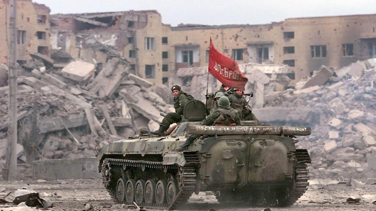 Un tanque ruso en la destruida Grozni. 