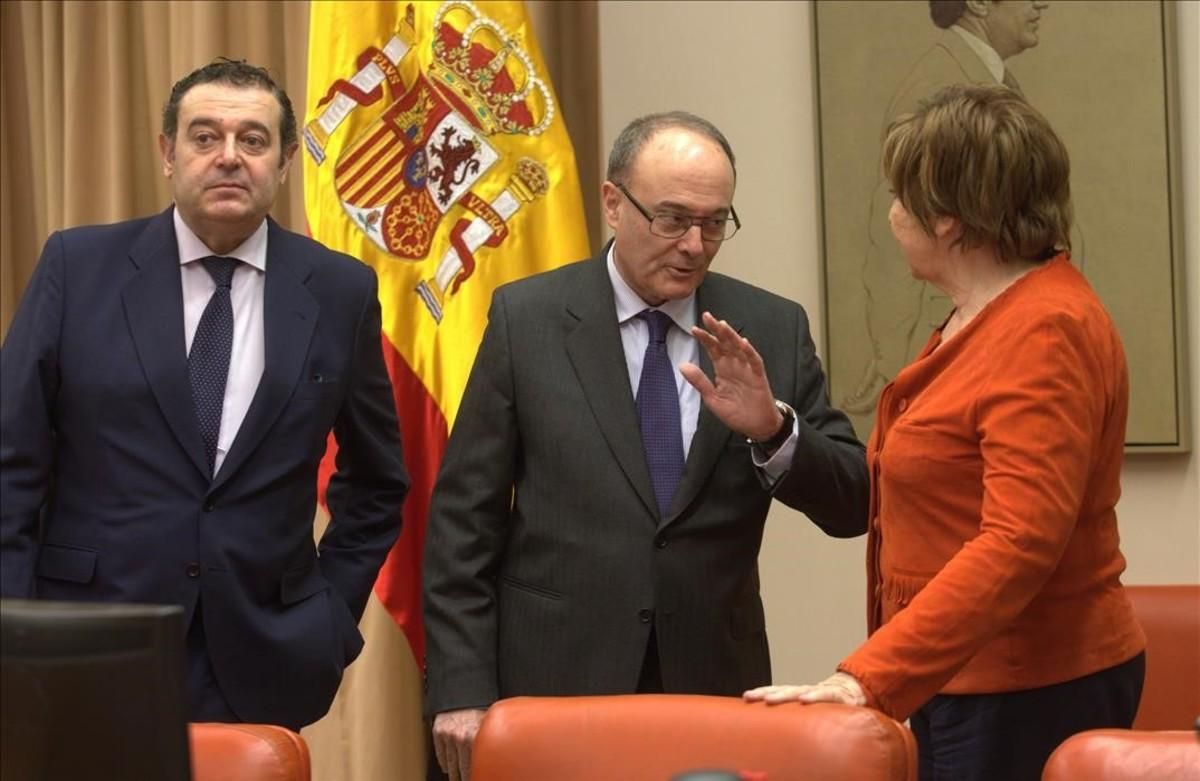 El gobernador del Banco de España, Luis Maria Linde, conversa con la presidenta de la Comisión del Pacto de Toledo, Celia Villalobos, en febrero. El gobernador del Banco de España, Luis Maria Linde, conversa con la presidenta de la Comisión del Pacto de Toledo, Celia Villalobos, en febrero.
