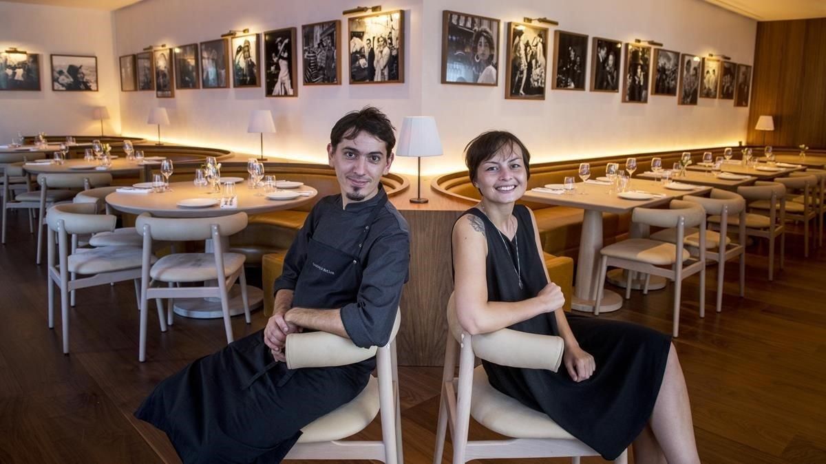 Sebastián Mazzola y Sussie Villarico, en la sala del Bar Veraz. Sebastián Mazzola y Sussie Villarico, en la sala del Bar Veraz.