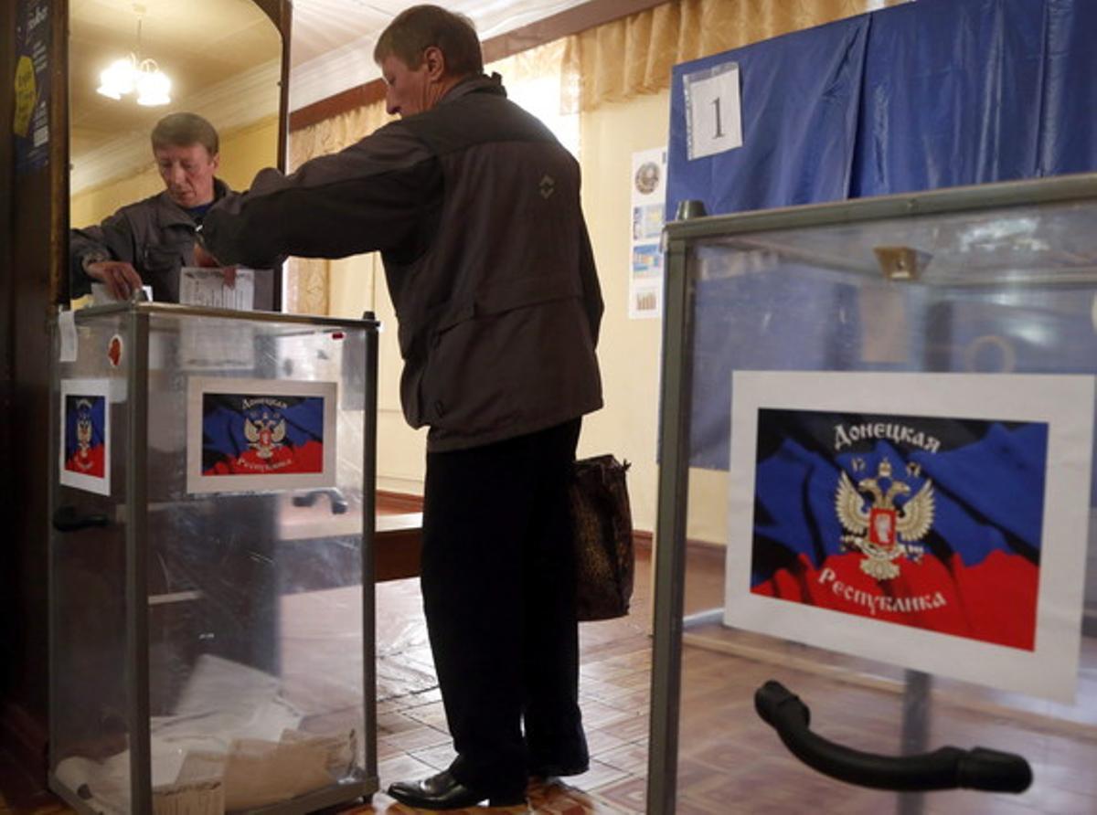 Un hombre ucraniano vota en un colegio electoral de Donetsk.