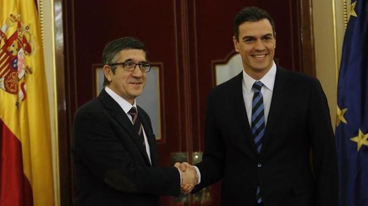 Patxi López y Pedro Sánchez, este lunes en el Congreso. Patxi López y Pedro Sánchez, este lunes en el Congreso.