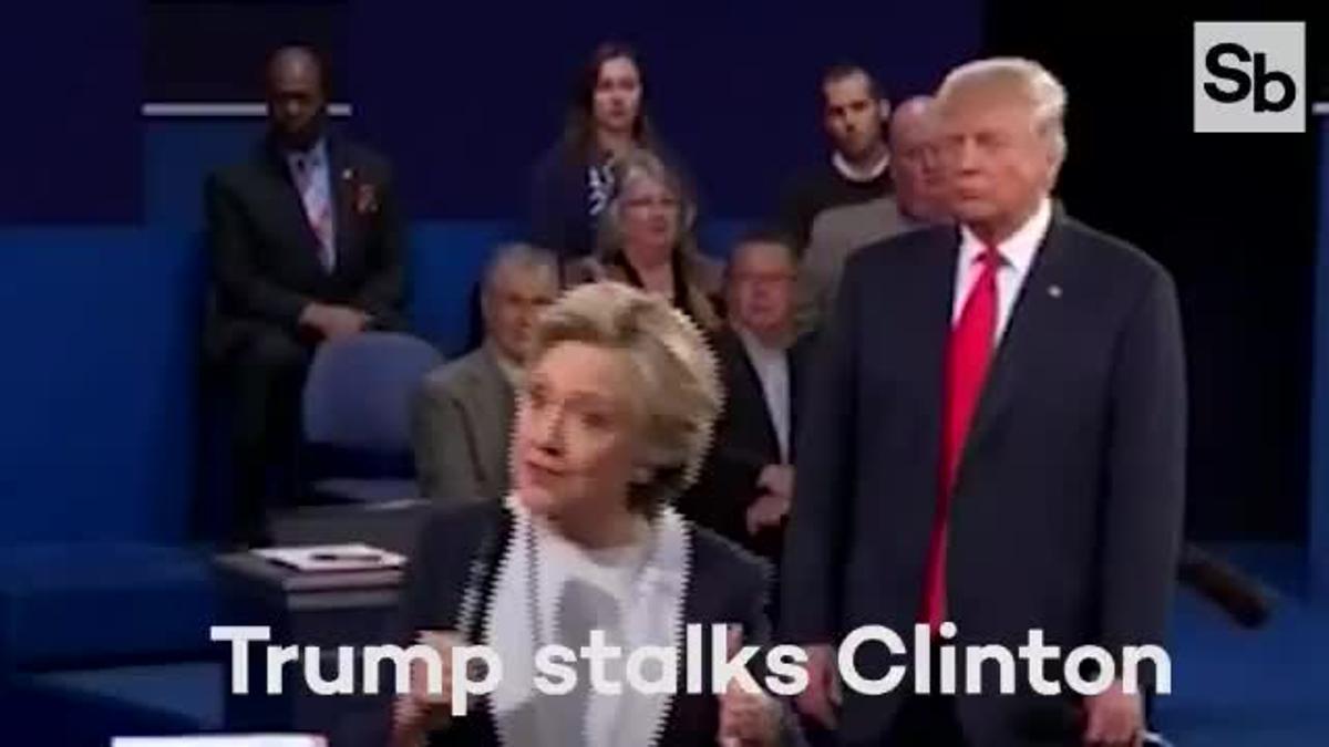 Durante el debate, Trump aconstumbró a colocarse siempre detrás de Clinton mientras ella hablaba.