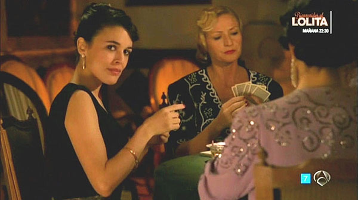 Sira (Adriana Ugarte) jugando a las cartas en Lisboa (A-3 TV).