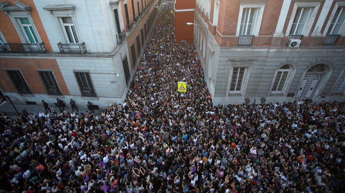 Miles de personas asisten a la concentracion convocada por colectivos feministas frente al Ministerio de Justicia en Madrid.