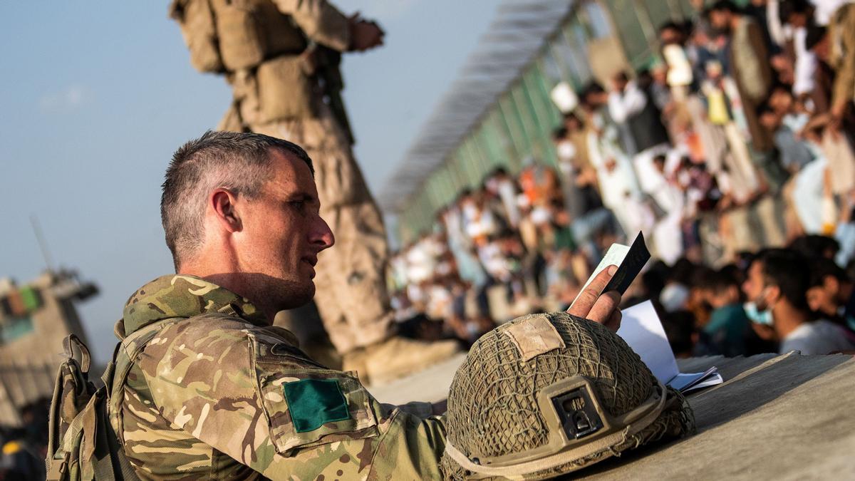 Las Fuerzas Armadas británicas formalizando la evacuación en el aeropuerto de Kabul