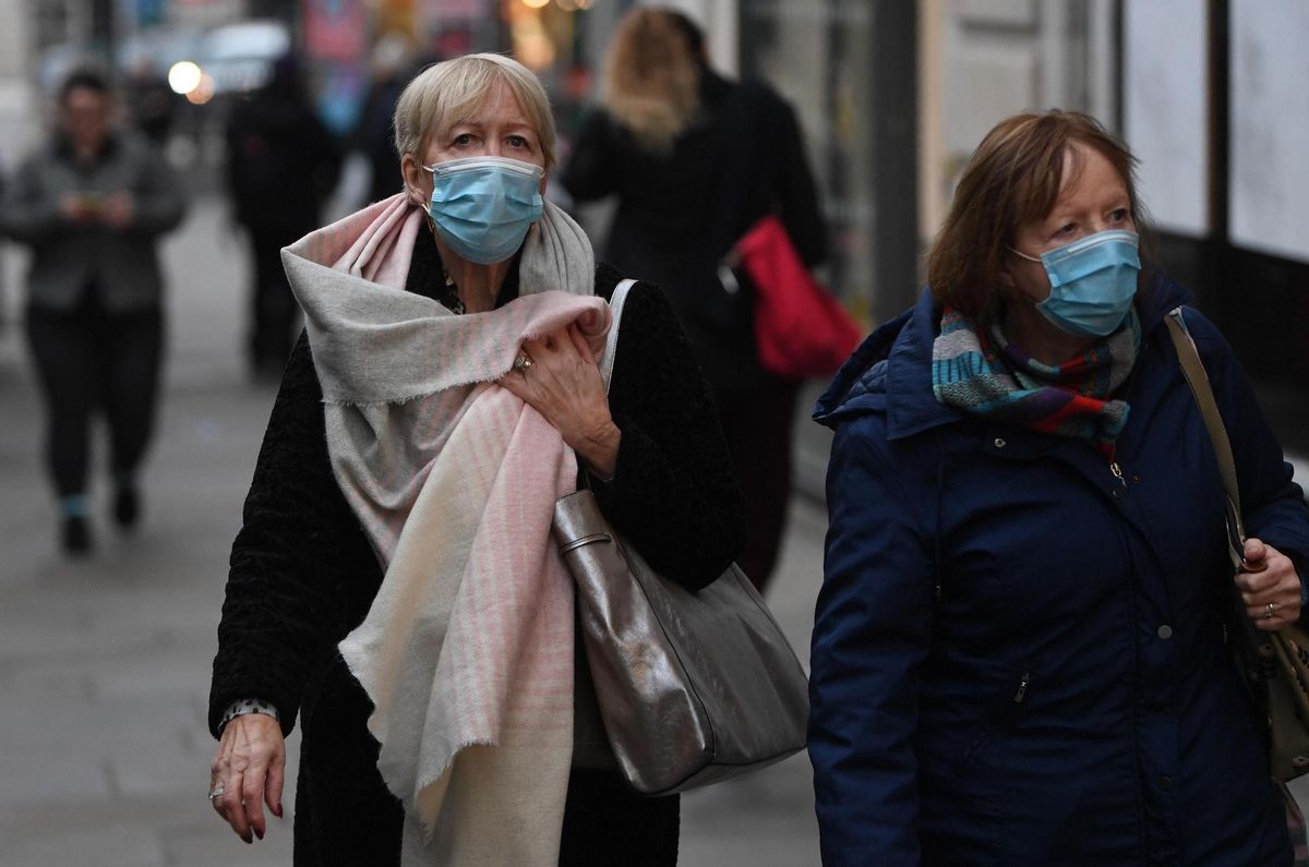 London (United Kingdom), 23/11/2021.- People wearing face masks walk around London, Britain, 24 November 2021. (Reino Unido, Londres) EFE/EPA/NEIL HALL London (United Kingdom), 23/11/2021.- People wearing face masks walk around London, Britain, 24 November 2021. (Reino Unido, Londres) EFE/EPA/NEIL HALL
