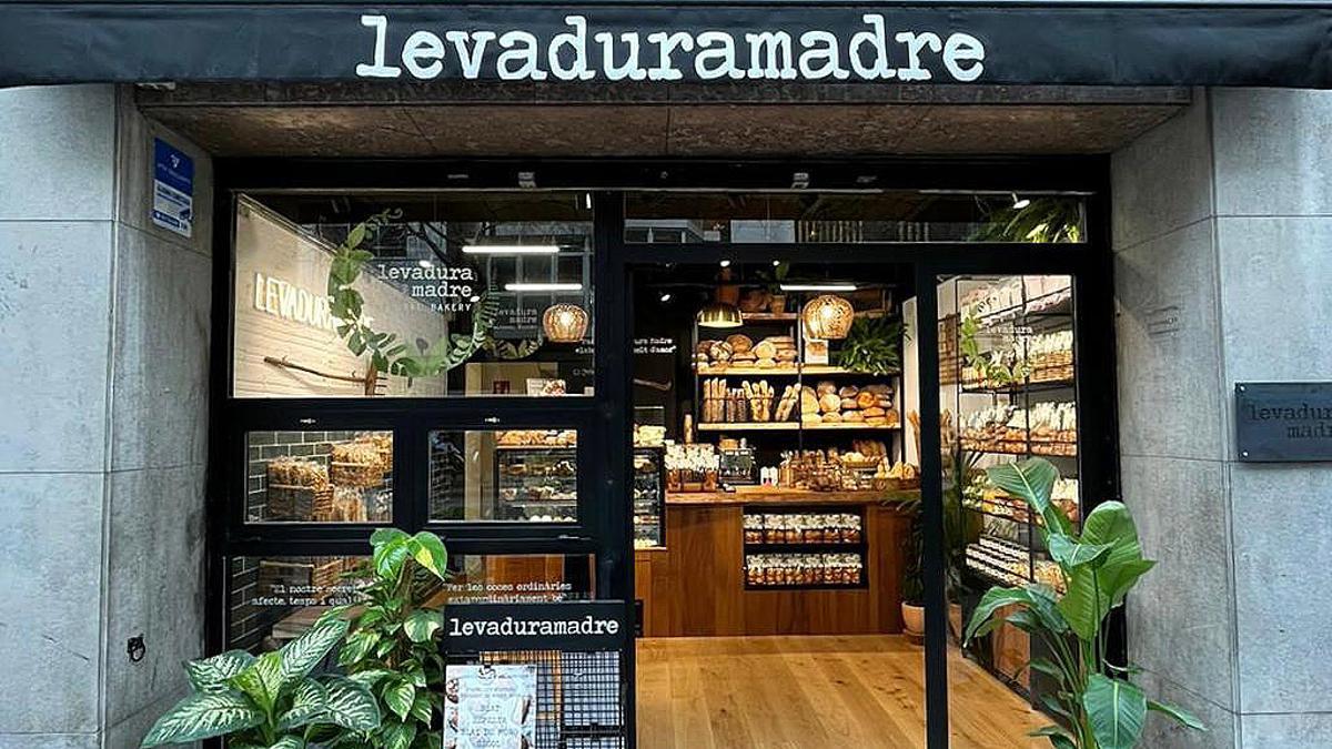 Levaduramadre regalará este fin de semana 100 barras de pan rústico a los primeros clientes de sus cinco tiendas de Barcelona. 