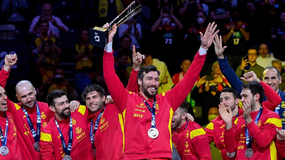 El capitán español, Gedeón Guardiola, recibe el trofeo como subcampeones de Europa.