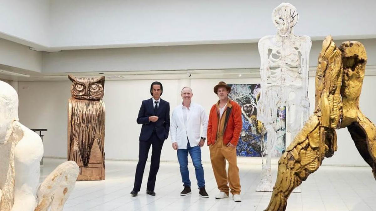 Brad Pitt posa con el artista Thomas Houseago y el músico Nick Cave, en el Museo de Arte Sara Hilden Art de Finlandia.