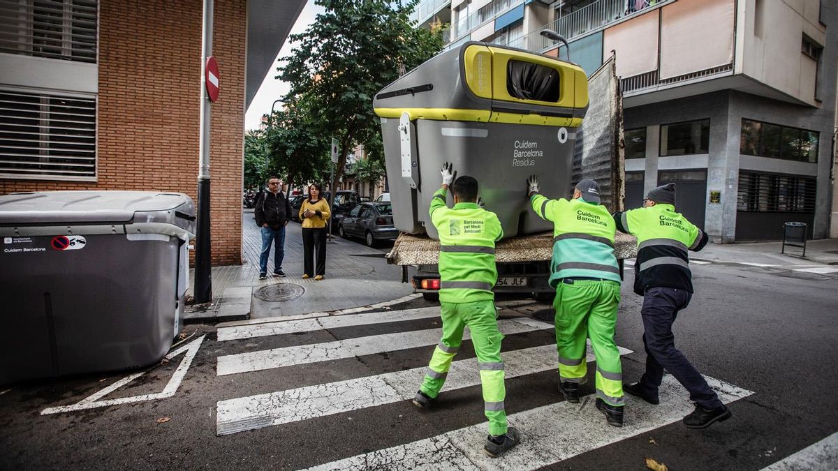 Operarios de ’Cuidem Barcelona’ retiran unos contenedores de la calle de Portbou, este miércoles 30 de noviembre, tras las quejas de los vecinos. Operarios de ’Cuidem Barcelona’ retiran unos contenedores de la calle de Portbou, este miércoles 30 de noviembre, tras las quejas de los vecinos.