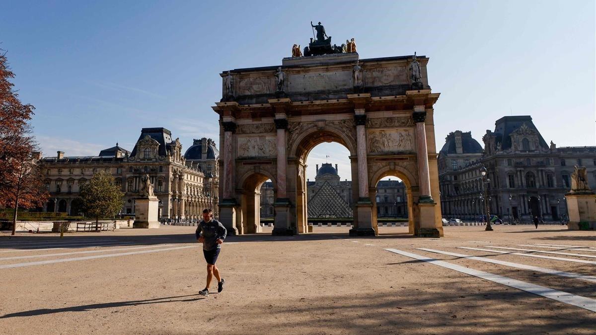 El Arco de Triumfo de París casi desierto, después que el Gobierno decretara el confinamiento. 