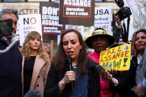Stella Moris, la esposa del fundador de WikiLeaks Julian Assange, habla durante la concentración en apoyo a su marido frente a los juzgados de Westminster, este miércoles.