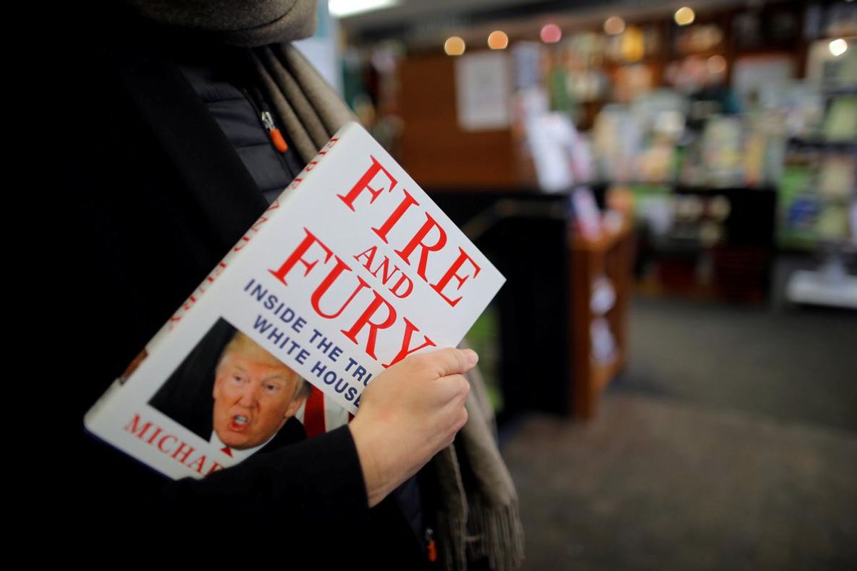 Una mujer sostiene un ejemplar de ’Fire and Fury’, en una librería de Washington (EEUU) Una mujer sostiene un ejemplar de ’Fire and Fury’, en una librería de Washington (EEUU)