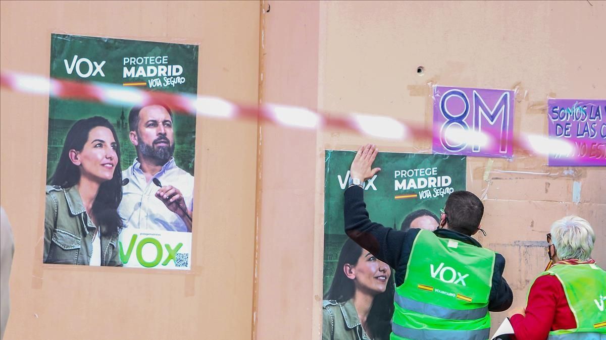 Pegada de carteles electorales de Vox en un acto electoral del partido en la localidad madrileña de Fuenlabrada, el pasada día 19. Pegada de carteles electorales de Vox en un acto electoral del partido en la localidad madrileña de Fuenlabrada, el pasada día 19.
