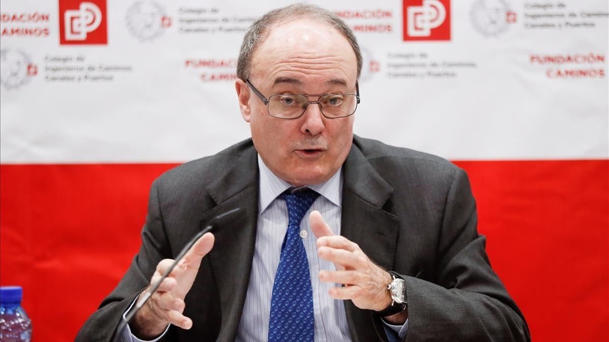 El gobernador del Banco de España, Luis María Linde, durante su intervención en un foro organizado por el Colegio de Ingenieros de Caminos, Canales y Puertos. El gobernador del Banco de España, Luis María Linde, durante su intervención en un foro organizado por el Colegio de Ingenieros de Caminos, Canales y Puertos.