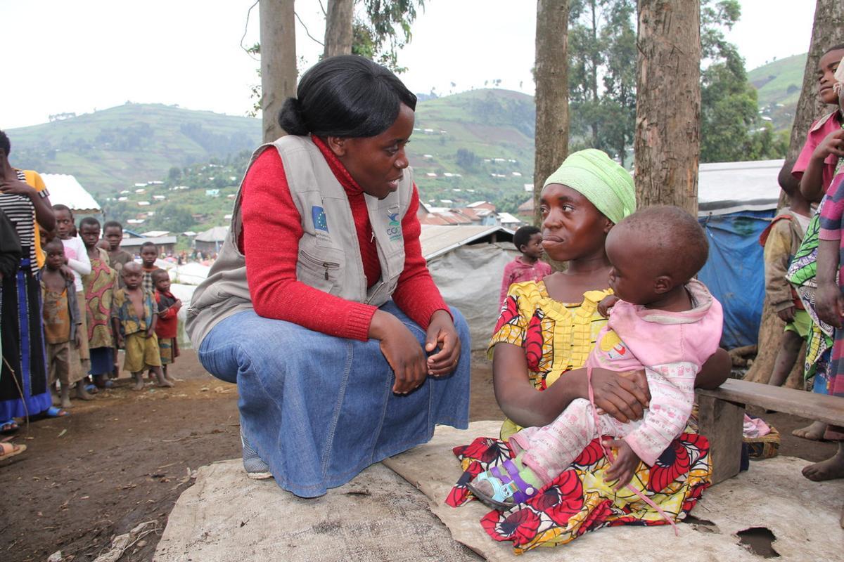 Miembros de una oenegé prestando ayuda a familias de refugiados del Congo. 