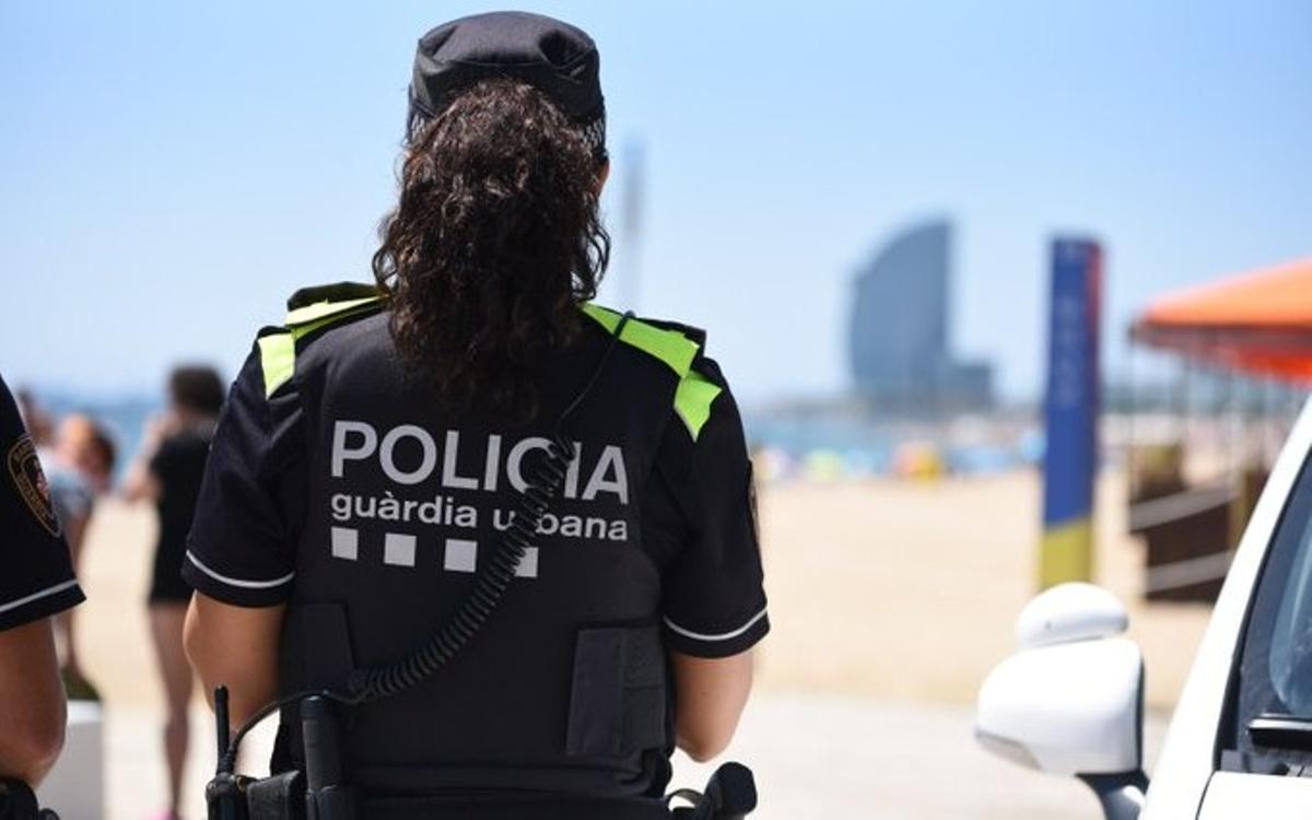 Policías entran en el mar de Barcelona para detener a un hombre por agredir sexualmente a dos chicas, una menor.