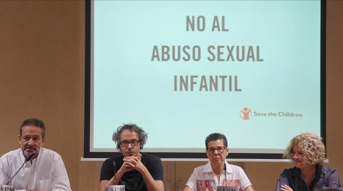 El pianista James Rhodes, junto a otros activistas en contra de los abusos sexuales, urgen al Gobierno a aprobar una ley contra la violencia infantil. El pianista James Rhodes, junto a otros activistas en contra de los abusos sexuales, urgen al Gobierno a aprobar una ley contra la violencia infantil.