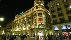 Edificios iluminados en el centro de Barcelona. 
