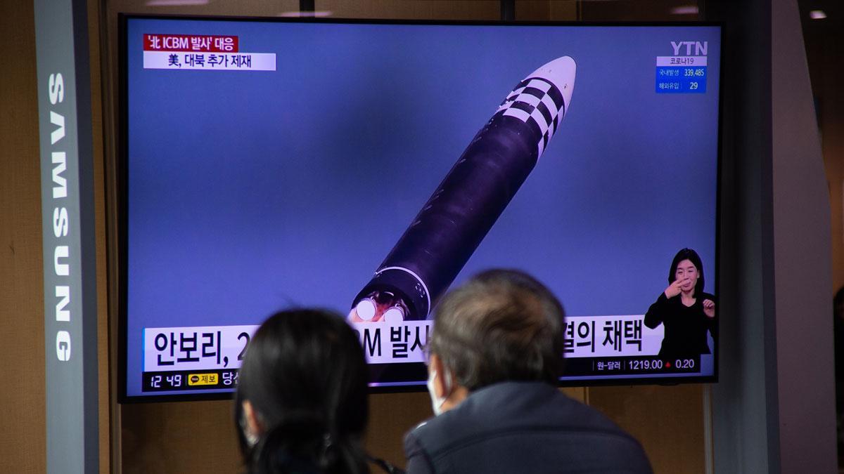 Corea del Norte muestra en televisión el lanzamiento de su nuevo misil balístico intercontinental.