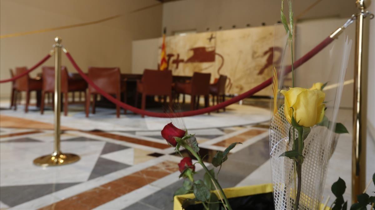 Roses grogues omplen el Palau de la Generalitat