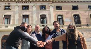 Representantes de En Comú Podem escenifican el acuerdo delante del Ayuntamiento de Sabadell