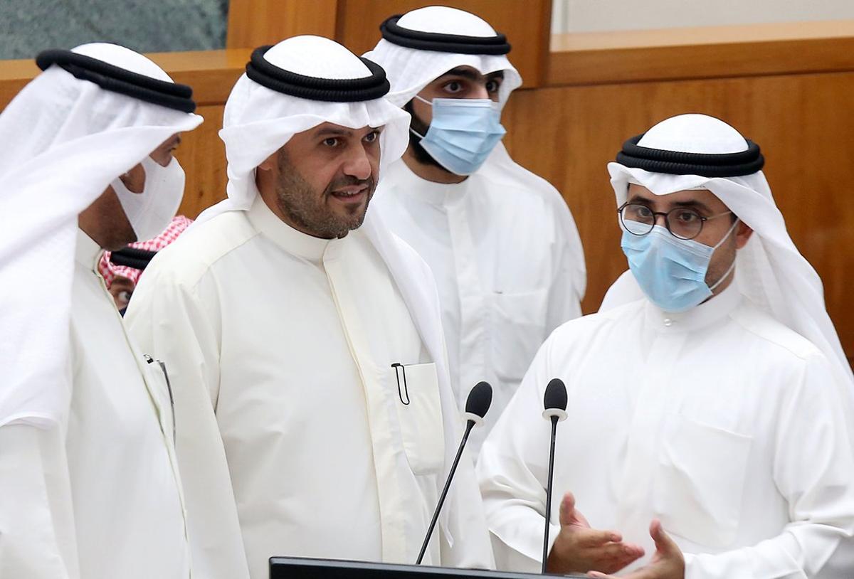 Miembros del gobierno kuwaití, en el parlamento del país árabe, este martes.