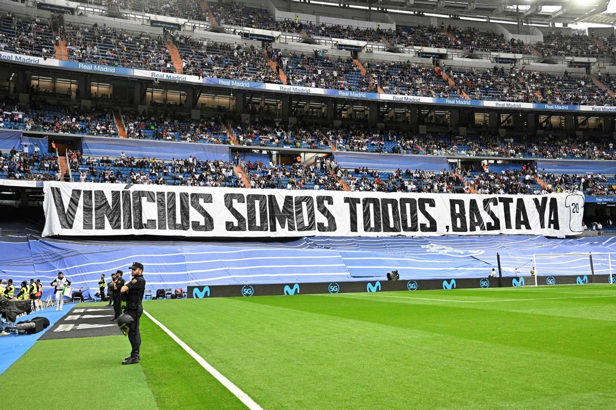 La pancarta que ha lucido el Bernabéu en defensa de Vinicius 