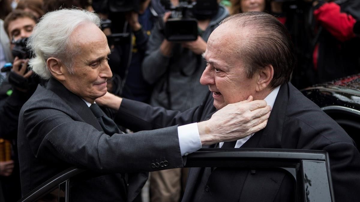 Josep Carreras da el pésame a Carlos, hermano de Montserrat Caballé. Josep Carreras da el pésame a Carlos, hermano de Montserrat Caballé.