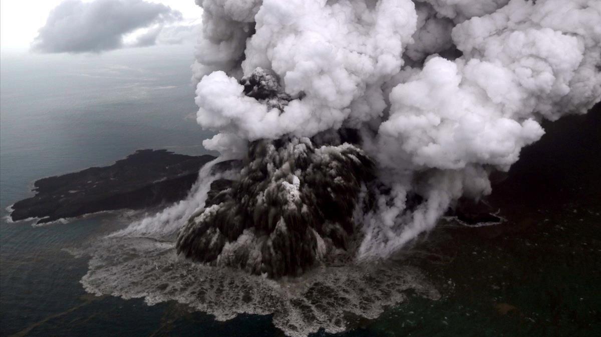 Les imatges del tsunami a Indonèsia després de l'erupció del volcà Krakatoa