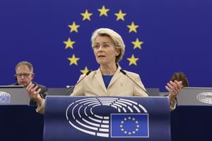 La presidenta de la Comisión Europea, Ursula von der Leyen, durante su intervención en el Parlamento Europeo este miércoles.