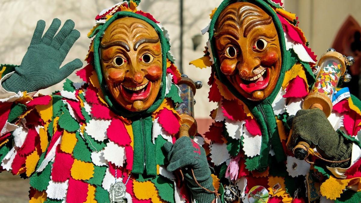 Dos personas disfrazadas durante Carnaval.
