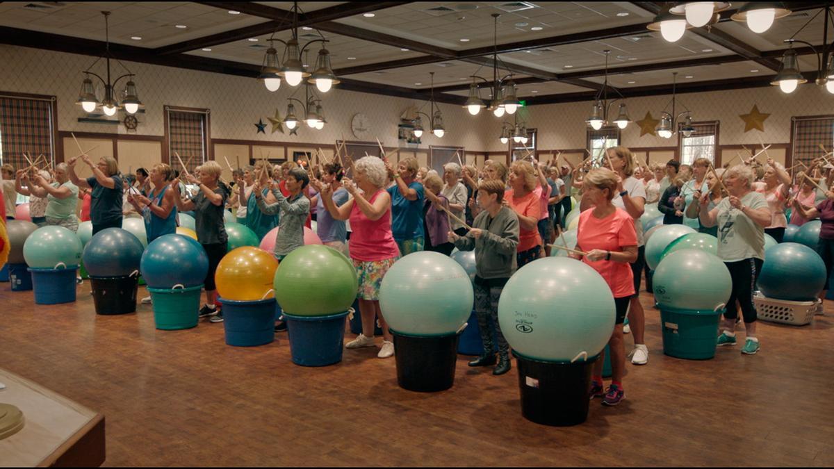 Taller de percusión sobre pelotas gigantes en The Villages, una de tantas sorpresas que depara ’The Bubble’, un documental quen viaja a un hogar del jubilado de de Florida del tamaño de toda Barcelona.