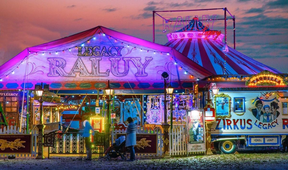 Una hermosa imagen de la entrada del circo al atardecer. Una hermosa imagen de la entrada del circo al atardecer.