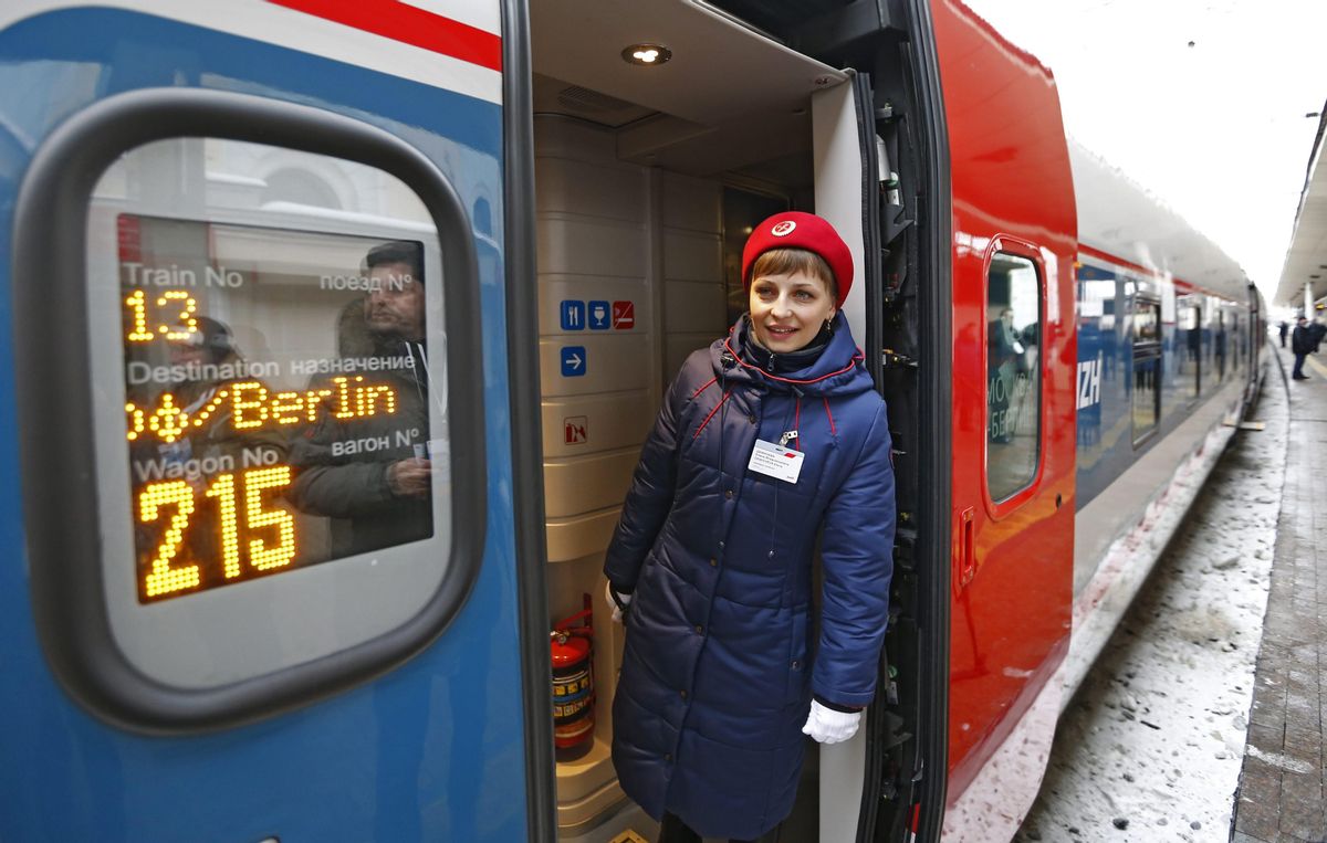 Una mujer en un tren que parte hacia Berlín en Rusia. Una mujer en un tren que parte hacia Berlín en Rusia.