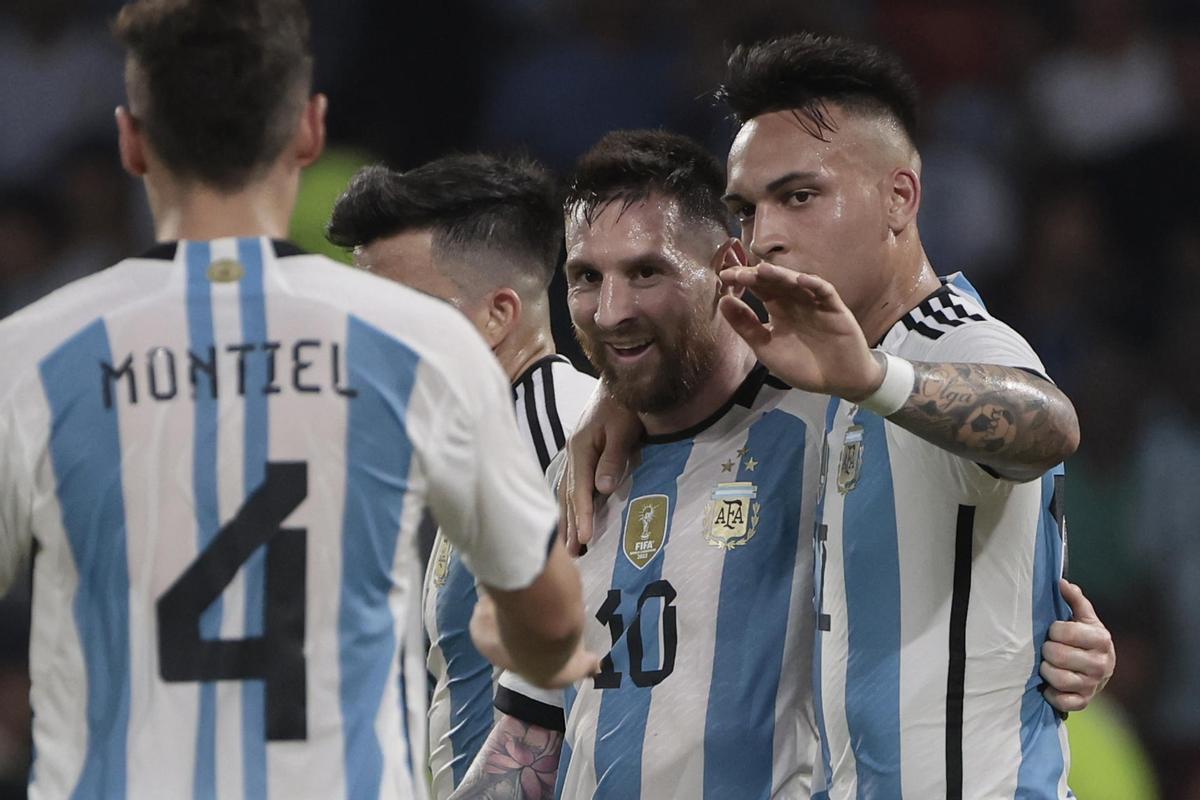 Lionel Messi celebra su tercer gol en el partido amistoso entre las selecciones de Argentina y Curazao.