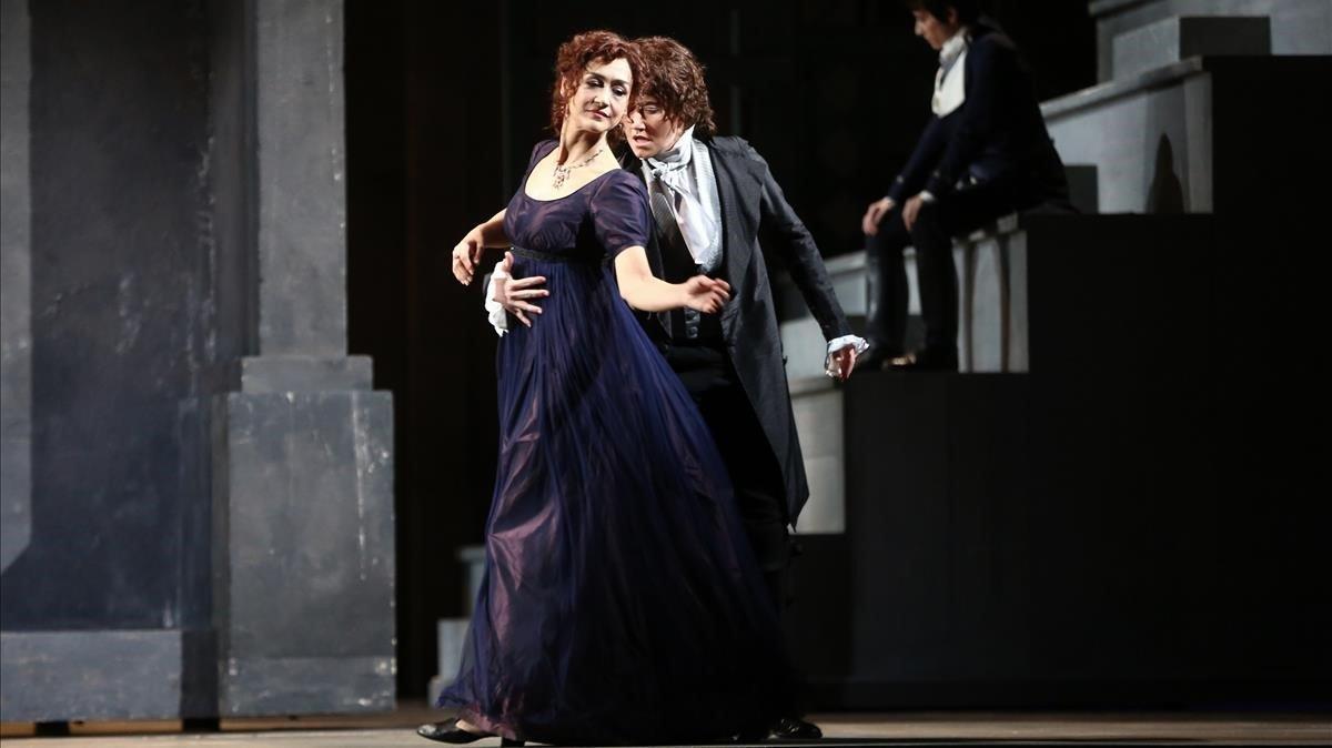 La soprano Myrtò Papatanisiu (izquierda) y la mezzosoprano Stéphanie d’Oustrac, en ’La clemenza di Tito’, en el Liceu.