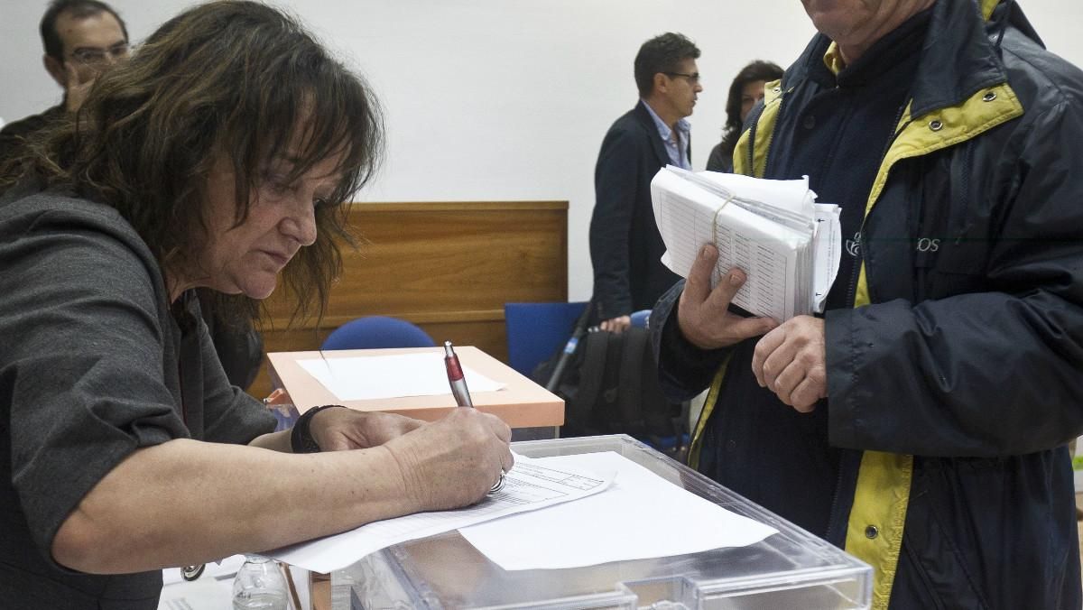 El voto por correo desde el extranjero se duplica para las elecciones del 21-D. El voto por correo desde el extranjero se duplica para las elecciones del 21-D.