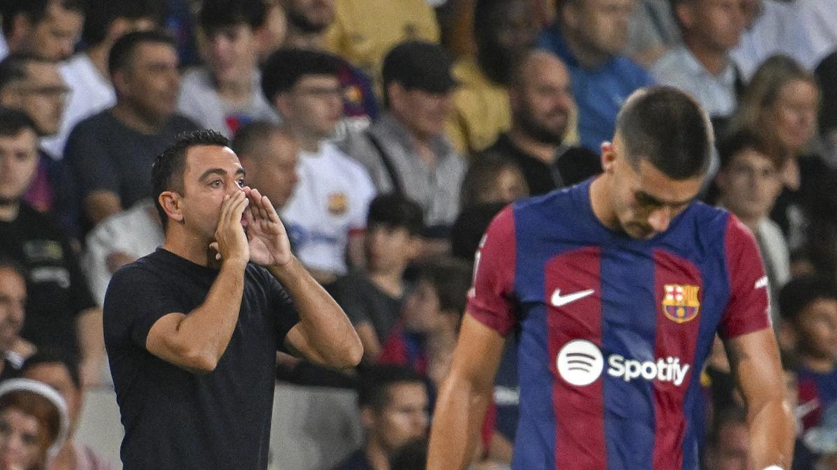  Xavi ordena a sus jugadores ante Ferran Torres durante el partido Barça-Betis de Liga en Montjuïc.