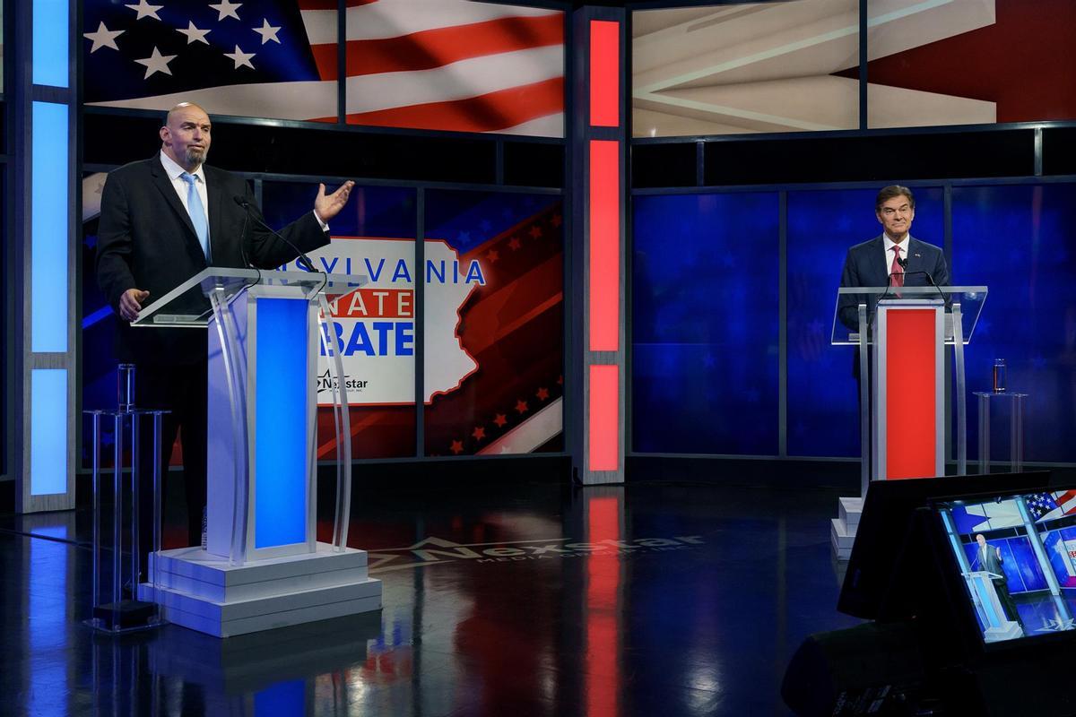 El candidato demócrata a vicegobernador John Fetterman y el candidato republicano a senador por Pennsylvania durante un debate, hoy en Harrisburg.