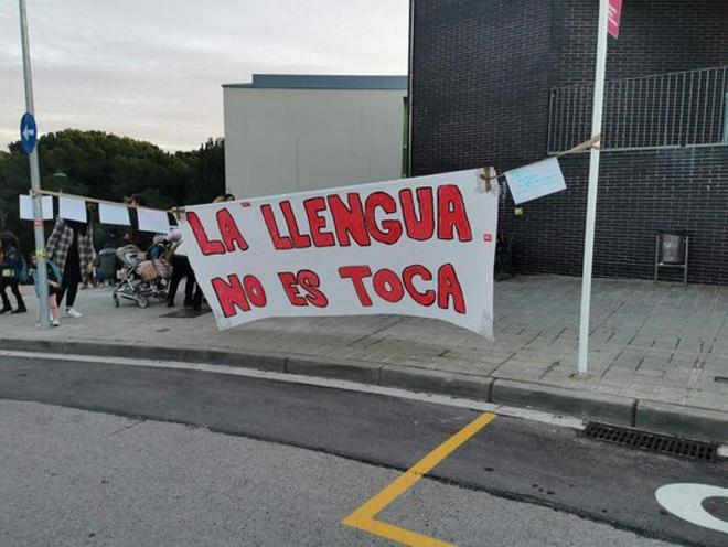 Pancarta en favor del catalán, a las puertas de un colegio. Pancarta en favor del catalán, a las puertas de un colegio.