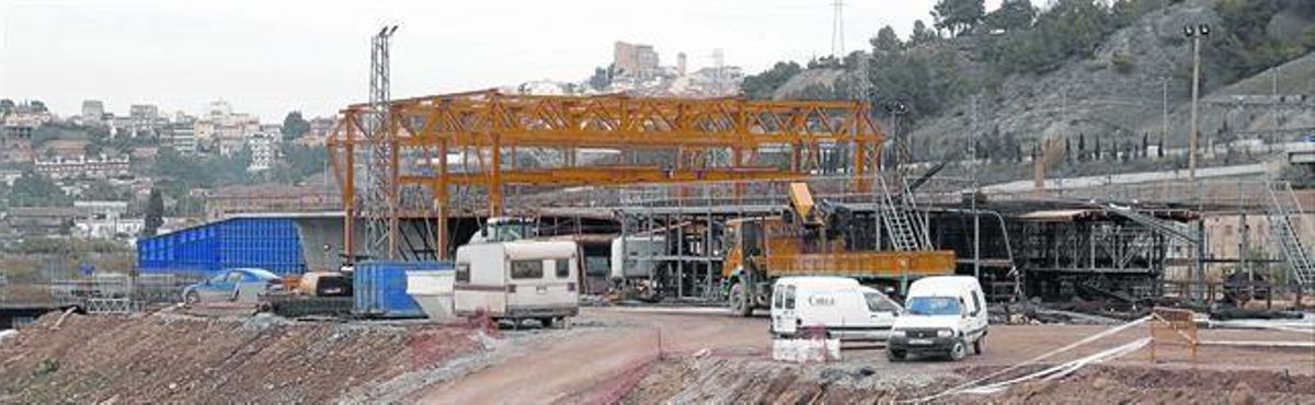 Las obras del AVE a su paso por El Papiol, en diciembre del 2004. Las obras del AVE a su paso por El Papiol, en diciembre del 2004.